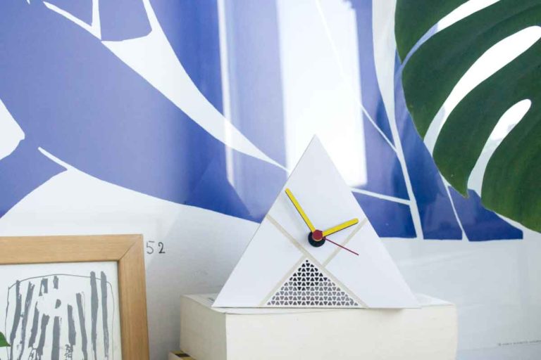 uhr aus papier weiss im schlafzimmer