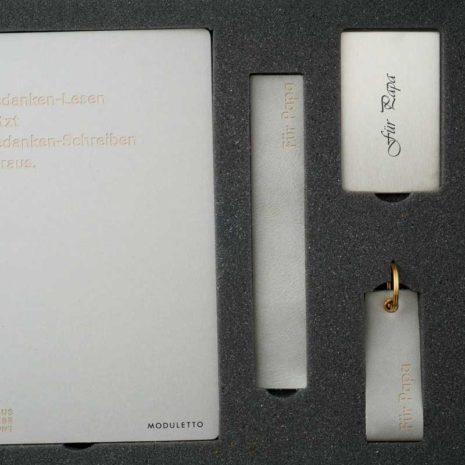 Grau-mit-Moduletto-und-Lasergravur.jpg Grau-mit-Moduletto-und-Lasergravur.jpg