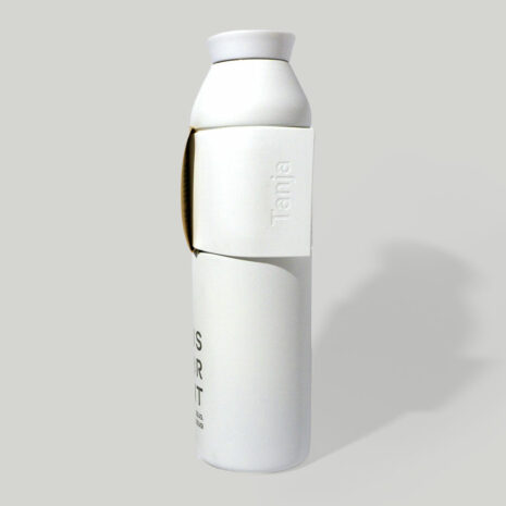 Closca Weiss Seitenansicht Closca Trinkflasche weiß mit Gravur auf Halterung