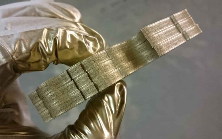 Gold lackiert auf Kartonkante