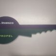 Zeremonie-Schlüssel aus Acrylglas in Firmenfarben mit Invesco- und Propel-Logo – modernes Design für Business-Eröffnungsfeiern oder Events.