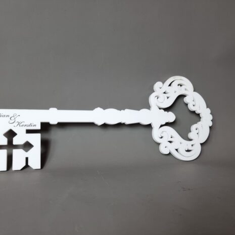 Weißer Hochzeitsschlüssel aus Acryl mit kunstvoller Verzierung und Namensgravur – dekoratives Symbol für die Übergabe bei Hochzeiten.
