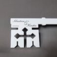 Nahaufnahme eines weißen Hochzeitsschlüssels mit feiner Namensgravur und Datum – ideal als personalisiertes Hochzeitsaccessoire.