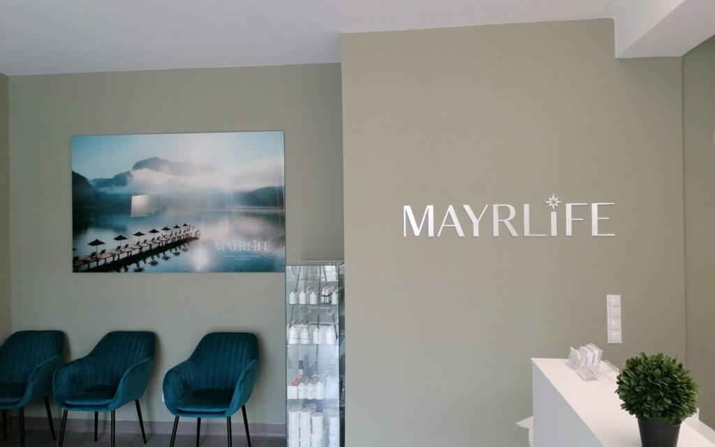 Acryl-Wandlogo im Empfangsbereich eines modernen Pilates Studios