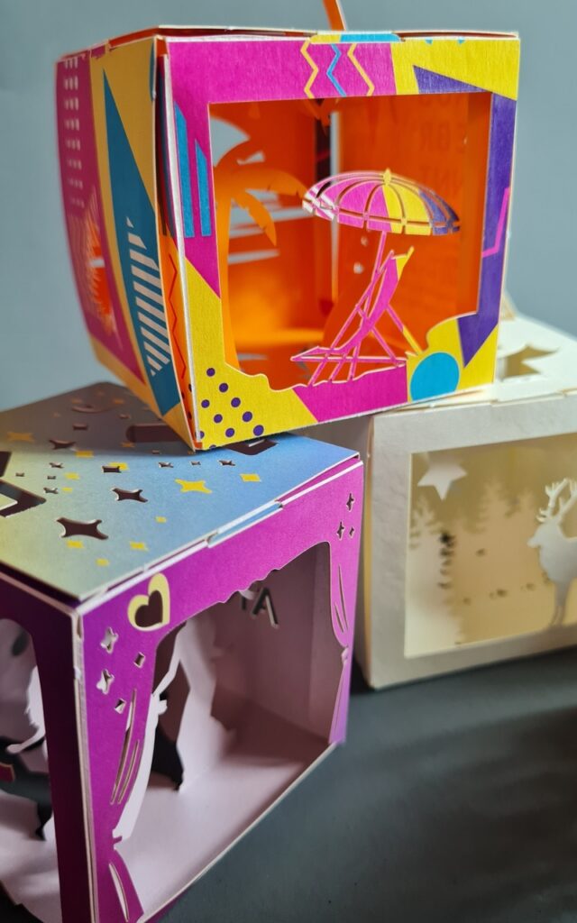 Detailaufnahme einer farbigen Dioramakarte aus Papier mit Lasercut und filigranen Innenelementen in 3D.