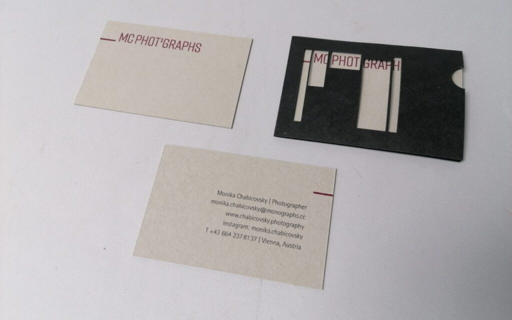 Laserschnitt Visitenkarten-Sleeve mit UV-Druck Branding fuer Fotografin in Wien.