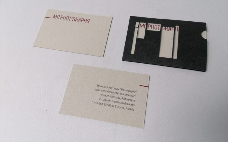 Laserschnitt Visitenkarten-Sleeve mit UV-Druck Branding fuer Fotografin in Wien.