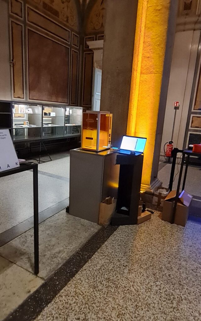 Beleuchtetes MAK-Ausstellungsdisplay mit Award und Laptop in historischem Interieur, Wien.