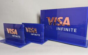Tischaufsteller VISA Infinite aus Plexiglas in zwei Größen mit kupfern verspiegeltem Logo