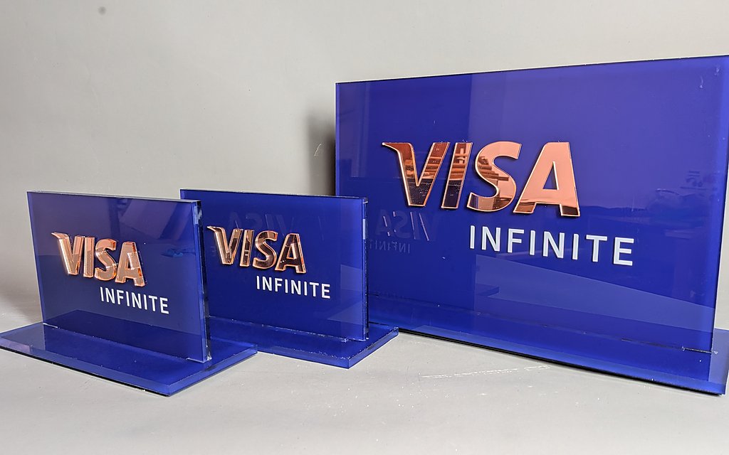 Tischaufsteller VISA Infinite aus Plexiglas in zwei Größen mit kupfern verspiegeltem Logo